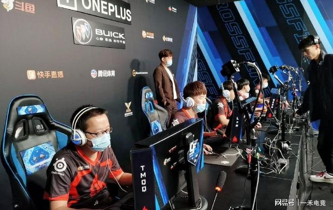 用手推搡或 用手推搡或